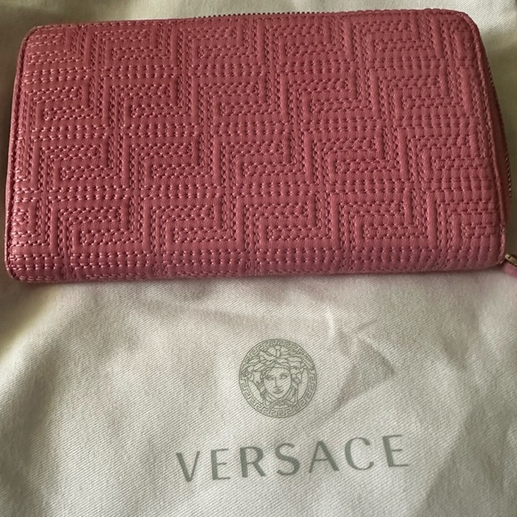 Pink Versace Wallet New with authentication card and tags
Versace Pink - Picture 3 of 5